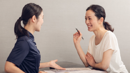 案内の話を聞く女性